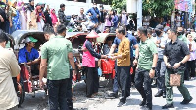 Presiden Joko Widodo Kunjungi Sejumlah Pasar yang Ada di Kota Surakarta dan Bagikan Bantuan untuk Masyarakat