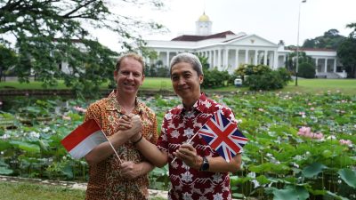 Siswa-siswi SD Negeri Polisi I Menyambut Kedatangan Kedubes Inggris ke Kebun Raya Bogor