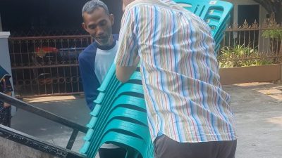 Dewan Jabar Asep Arwin Berikan Inventaris Kursi Untuk Warga Jatiasih Bekasi