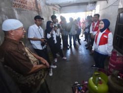 Nicke Widyawati Meninjau Langsung Penyaluran LPG 3 di Pangkalan Sumatera Selatan
