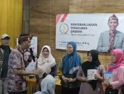 Usai Sosperda Pengelolaan Sampah, Dewan Jabar Asep Arwin Bantu 11 HT dan 4 Alat Tensi Bagi Warga RW 07 Jatiwaringin