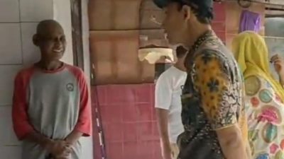 Asep Arwin Kotsara Bantu Perbaikan Atap Rumah Warga yang hampir roboh di Bekasi Utara