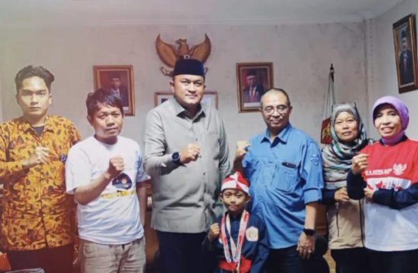 Ketua DPRD Kabupaten Bogor Rudy Susmanto memberikan dukungan kepada Rasya yang akan berlaga di International Championship Pencaksilat di Selangor, Malaysia. (IG @rudysusmanto)