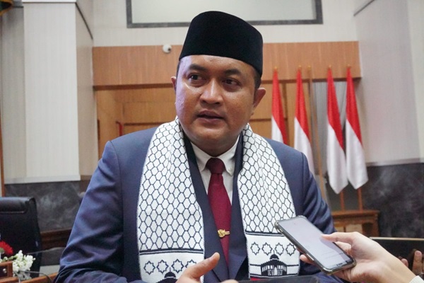Ketua DPRD Kabupaten Bogor Rudy Susmanto bersama Wakil Ketua Agus Salim dan ASN Sekretariat DPRD Kabupaten Bogor mengenakan atribut Palestina saat gelaran Rapat Paripurna DPRD Kabupaten Bogor, Selasa 7 November 2023