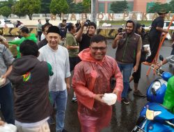 JJB Kali Kedua Bagikan 350 Takjil ke Pengguna Jalan di Stadion Pakansari Cibinong, Bersama Tiga Lembaga Ini