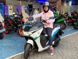 Hemat 80%, Srikandi PLN Pilih Pulang Pergi Naik Motor Listrik