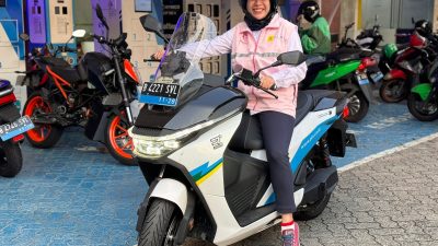 Hemat 80%, Srikandi PLN Pilih Pulang Pergi Naik Motor Listrik