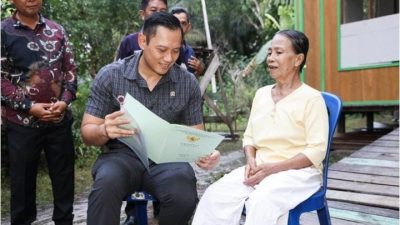Menteri AHY Bagikan Langsung Puluhan Sertipikat ke Masyarakat Bumi Pancasila, Ayo Permudah dan Jangan Persulit!