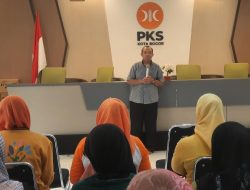 Jelang Idul Fitri, Dewan Iwan Suryawan Bagikan Ratusan Paket Sembako Lebaran Bagi Club Posmi Kota Bogor