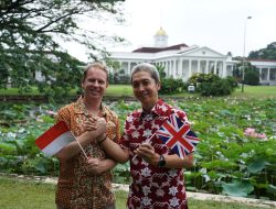 Siswa-siswi SD Negeri Polisi I Menyambut Kedatangan Kedubes Inggris ke Kebun Raya Bogor