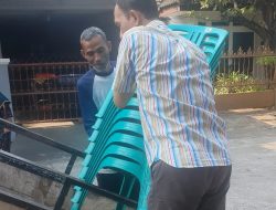 Dewan Jabar Asep Arwin Berikan Inventaris Kursi Untuk Warga Jatiasih Bekasi
