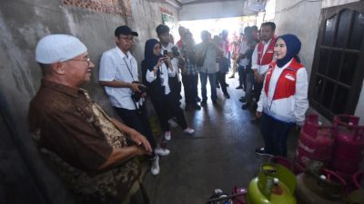 Nicke Widyawati Meninjau Langsung Penyaluran LPG 3 di Pangkalan Sumatera Selatan