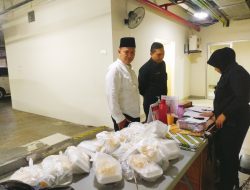 MCM Indonesia Cabang Kabupaten Bogor Tebar Ratusan Takjil Langsung ke Pekerja