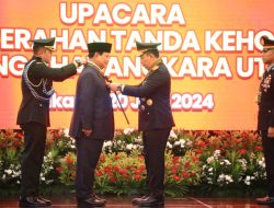 Jenderal Listyo Sigit Beri Penghargaan Tanda Kehormatan Bintang Bhayangkara Utama kepada Capres Terpilih Prabowo Subianto