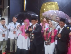 Atang Trisnanto Memakai Payung Sebagai Lambang Kampanyenya Bersama Annida Alivia