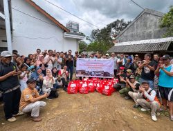 EVP Telkom Regional 2 dan GM Witel Priangan Barat Lakukan Penyerahan Bantuan Kemanusiaan untuk Korban Bencana Alam di Sukabumi dan Cianjur