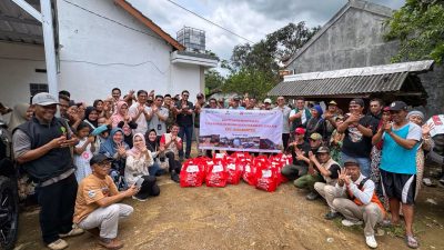 EVP Telkom Regional 2 dan GM Witel Priangan Barat Lakukan Penyerahan Bantuan Kemanusiaan untuk Korban Bencana Alam di Sukabumi dan Cianjur